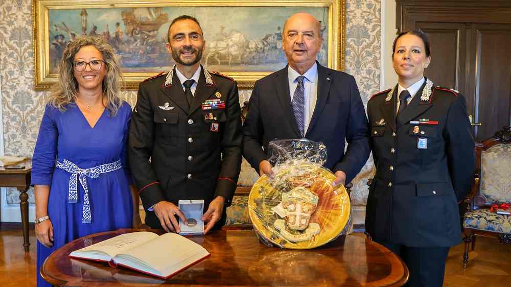 IL SINDACO ROBERTO DIPIAZZA HA CONFERITO IL SIGILLO TRECENTESCO A GIANLUCA MIGLIOZZI, COMANDANTE PROVINCIALE DEI CARABINIERI