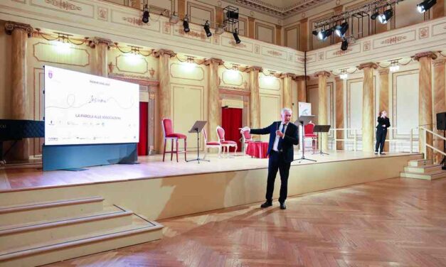 NELLA SALA VICTOR DE SABATA AL RIDOTTO DEL TEATRO VERDI SI È SVOLTO L’EVENTO “LA PAROLA ALLE ASSOCIAZIONI”, SECONDO APPUNTAMENTO DEL PROGETTO INSIEME 2026-27