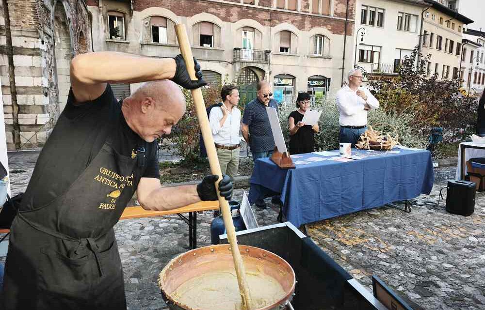 Polenta, tradizione e osterie: anteprima di “Aspettando Friuli Doc” con la maxi-polenta!