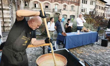 Polenta, tradizione e osterie: anteprima di “Aspettando Friuli Doc” con la maxi-polenta!
