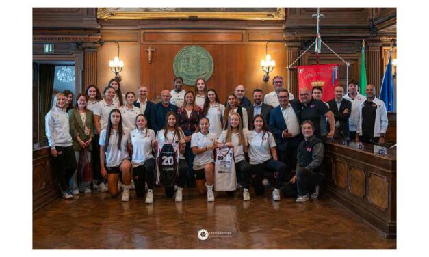QUESTA MATTINA NELLA SALA DEL CONSIGLIO COMUNALE PRESENTATA LA PRIMA SQUADRA DI BASKET FEMMINILE A.S.D. FUTUROSA CHE NELLA PROSSIMA STAGIONE 2026/2027 MILITERÀ NEL CAMPIONATO DI SERIE A2