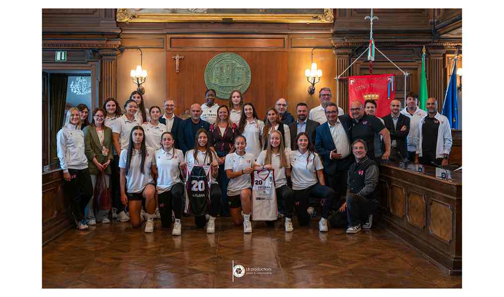 QUESTA MATTINA NELLA SALA DEL CONSIGLIO COMUNALE PRESENTATA LA PRIMA SQUADRA DI BASKET FEMMINILE A.S.D. FUTUROSA CHE NELLA PROSSIMA STAGIONE 2026/2027 MILITERÀ NEL CAMPIONATO DI SERIE A2