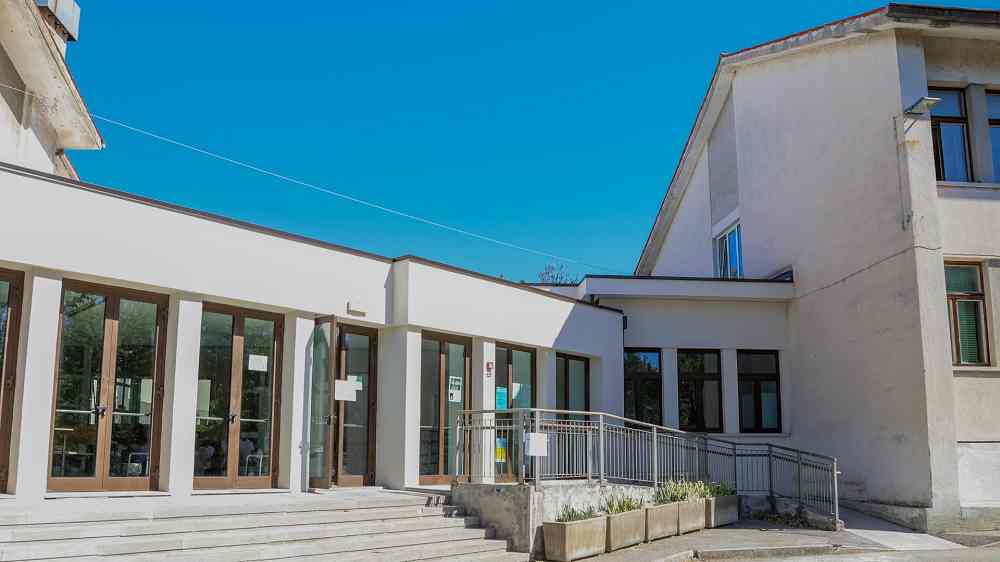 SCUOLA PRIMARIA “G. RODARI”: ULTIMATI GLI INTERVENTI DI MESSA IN SICUREZZA, RIFACIMENTO TETTO, PITTURAZIONI SOSTITUZIONE SERRAMENTI E BONIFICA AMIANTO