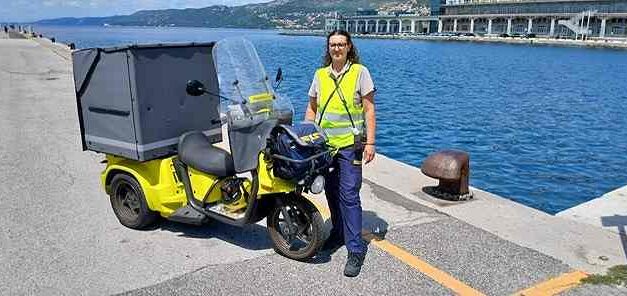 POSTE ITALIANE: LA PORTALETTERE SULLE RIVE DI TRIESTE