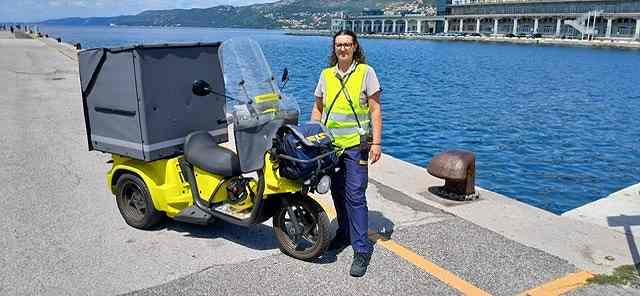 POSTE ITALIANE: LA PORTALETTERE SULLE RIVE DI TRIESTE
