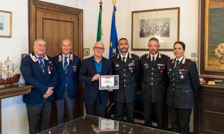Consegnata la tessera di Socio Benemerito dell’Associazione Nazionale Carabinieri a S.E. il Prefetto di Trieste Dottor Giuseppe Petronzi