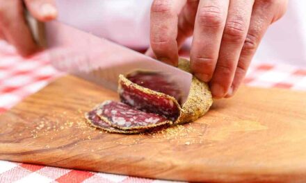 Festa della Pitina 2026, il conto alla rovescia parte sabato da Barcis con l’affumicatura della Pitina