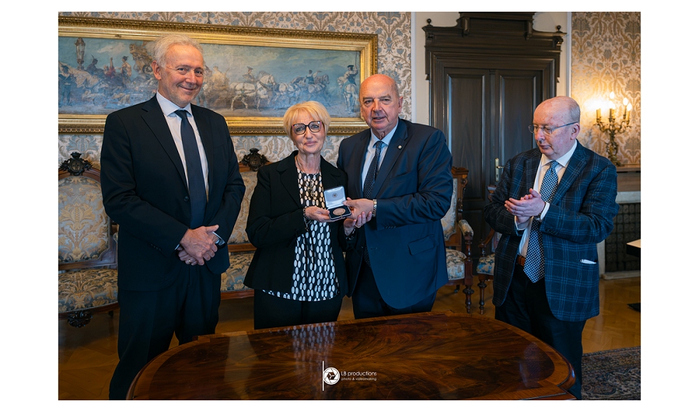 IL SINDACO DIPIAZZA HA CONFERITO LA MEDAGLIA BRONZEA DELLA CITTÀ DI TRIESTE ALL’ASSOCIAZIONE ANVOLT