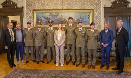 CONFERITO IL SIGILLO BRONZEO DEL COMUNE AI PROTAGONISTI DEL SALVATAGGIO AL MOLO AUDACE