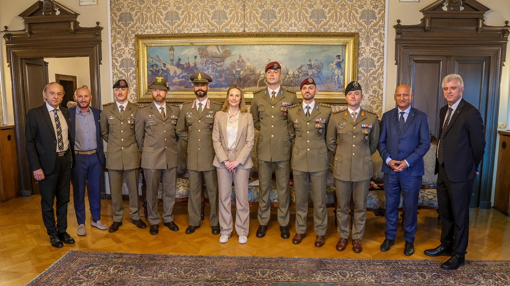 CONFERITO IL SIGILLO BRONZEO DEL COMUNE AI PROTAGONISTI DEL SALVATAGGIO AL MOLO AUDACE