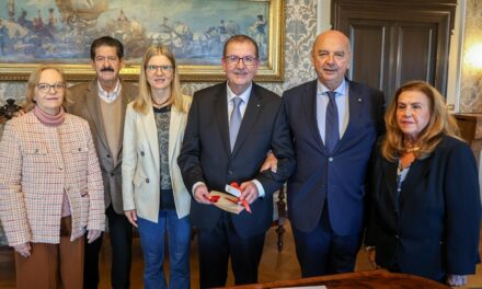 DALLA POLIZIA DI STATO AL VOLONTARIATO, UNA VITA PER LA COMUNITÀ: A FABIO ALVINO LA MEDAGLIA BRONZEA DEL COMUNE DI TRIESTE