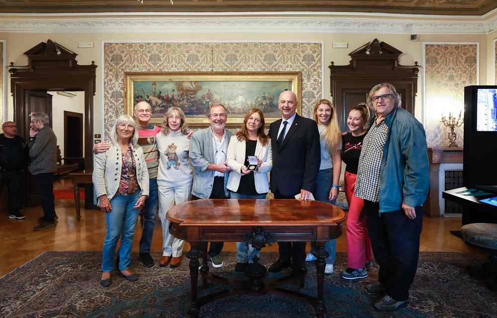 CONFERITA DAL SINDACO DIPIAZZA LA MEDAGLIA BRONZEA DELLA CITTÀ DI TRIESTE AL GRUPPO TEATRALE “LA BARCACCIA” IN OCCASIONE DEI 50 ANNI DI ATTIVITÀ