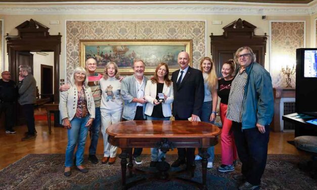 CONFERITA DAL SINDACO DIPIAZZA LA MEDAGLIA BRONZEA DELLA CITTÀ DI TRIESTE AL GRUPPO TEATRALE “LA BARCACCIA” IN OCCASIONE DEI 50 ANNI DI ATTIVITÀ