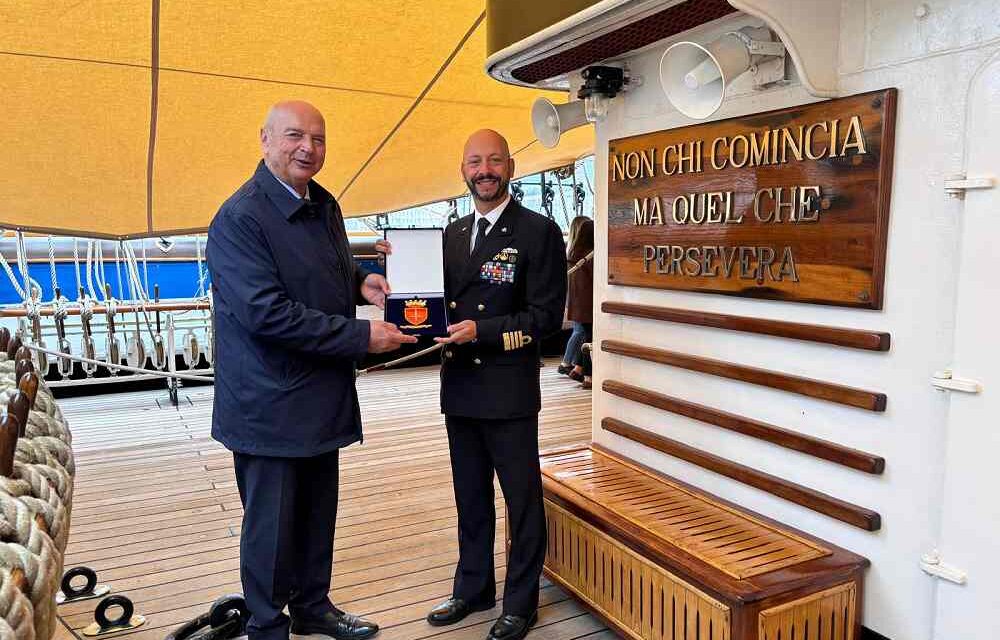 IL SINDACO HA INCONTRATO IL COMANDANTE DI NAVE VESPUCCI, NICASIO FALICA, CONSEGNANDOGLI IL CREST DEL COMUNE