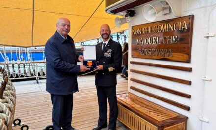 IL SINDACO HA INCONTRATO IL COMANDANTE DI NAVE VESPUCCI, NICASIO FALICA, CONSEGNANDOGLI IL CREST DEL COMUNE