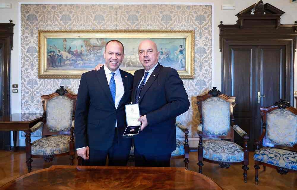 IL CONSOLE DI SERBIA SEKICKI HA CONFERITO AL SINDACO DIPIAZZA LA DECORAZIONE ALL’ORDINE DELLA BANDIERA SERBA DI TERZO GRADO