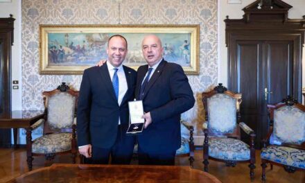IL CONSOLE DI SERBIA SEKICKI HA CONFERITO AL SINDACO DIPIAZZA LA DECORAZIONE ALL’ORDINE DELLA BANDIERA SERBA DI TERZO GRADO