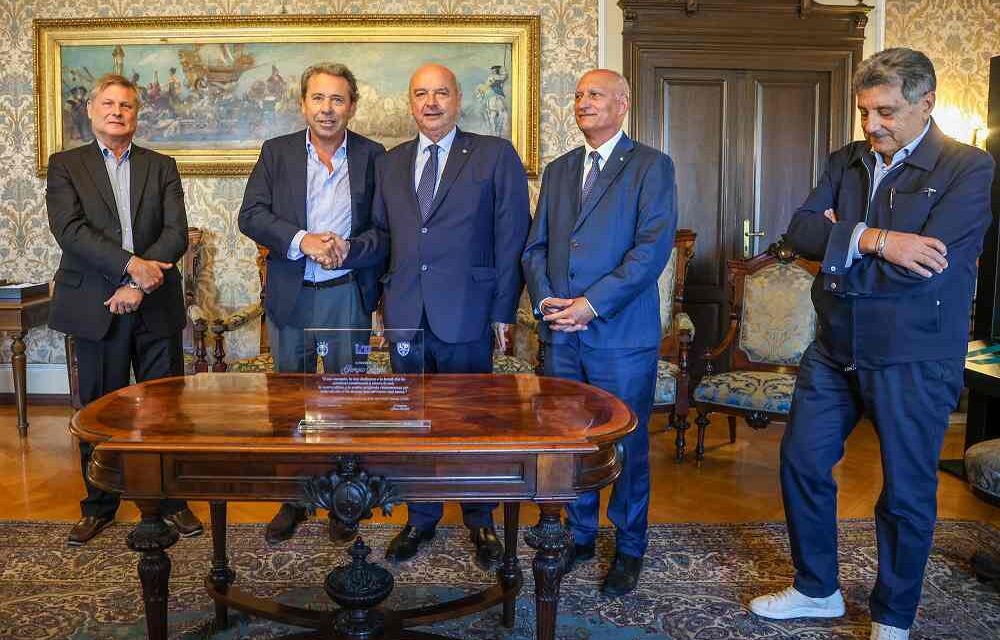 LA DELEGAZIONE PROVINCIALE DI TRIESTE DELLA F.I.G.C. – LEGA NAZIONALE DILETTANTI HA CONSEGNATO AL SINDACO UNA TARGA IN MEMORIA DELLO SCOMPARSO ASSESSORE GIORGIO ROSSI