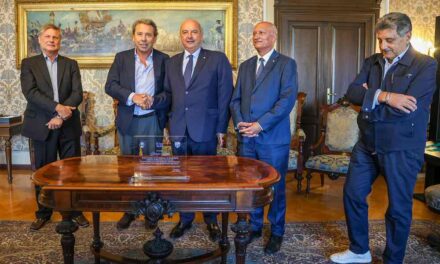 LA DELEGAZIONE PROVINCIALE DI TRIESTE DELLA F.I.G.C. – LEGA NAZIONALE DILETTANTI HA CONSEGNATO AL SINDACO UNA TARGA IN MEMORIA DELLO SCOMPARSO ASSESSORE GIORGIO ROSSI