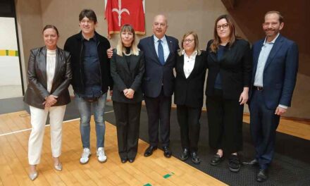 INTITOLATA, ALLA PRESENZA DEL SINDACO DIPIAZZA E DEL SOTTOSEGRETARIO DI STATO AL MINISTERO DELL’ISTRUZIONE E DEL MERITO, ON. PAOLA FRASSINETTI, A SERGIO RAMELLI LA PALESTRA DELLA SCUOLA “DON MILANI”