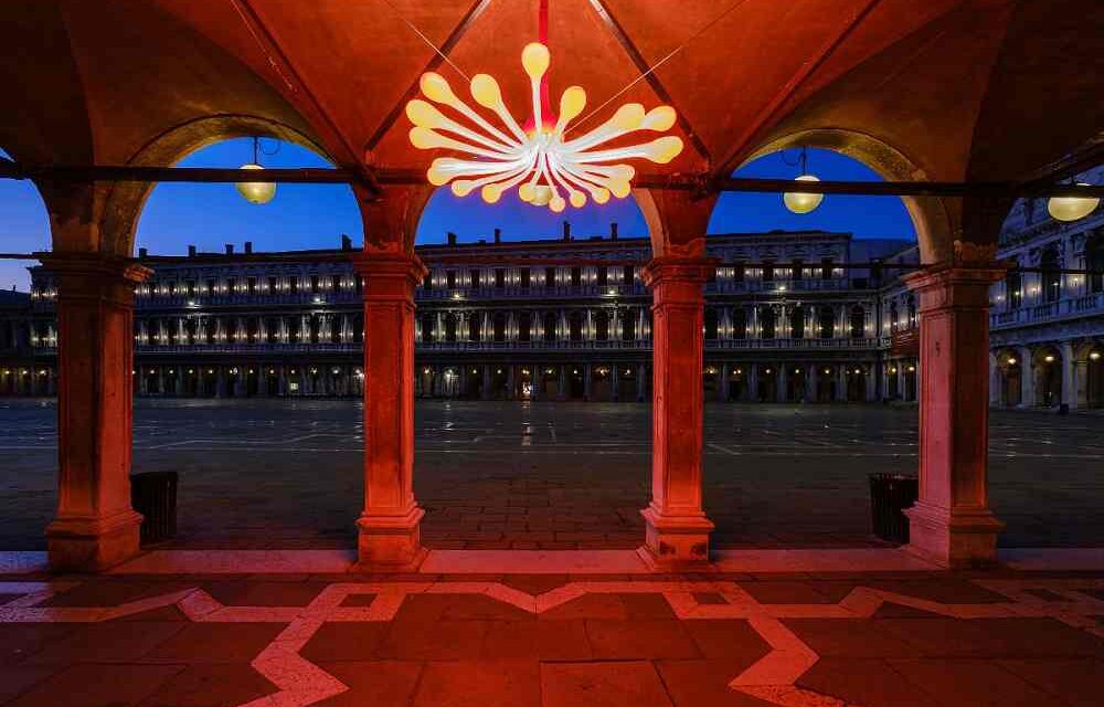 Murano Illumina il Mondo: fino all’1 novembre dodici lampadari d’artista illuminano le Procuratie Vecchie in Piazza San Marco
