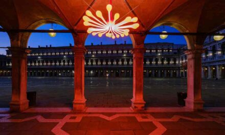 Murano Illumina il Mondo: fino all’1 novembre dodici lampadari d’artista illuminano le Procuratie Vecchie in Piazza San Marco