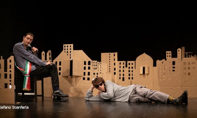 “Scemi del Villaggio”, abitare il disagio, ridere del presente al Teatro Rossetti di Trieste con Niccolò Fettarappa e Lorenzo Guerrieri