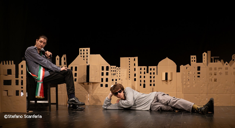 “SCEMI DEL VILLAGGIO” DI NICCOLÒ FETTARAPPA E LORENZO GUERRIERI è il primo spettacolo della stagione “Scena contemporanea” alla Sala Bartoli del Teatro Rossetti di Trieste