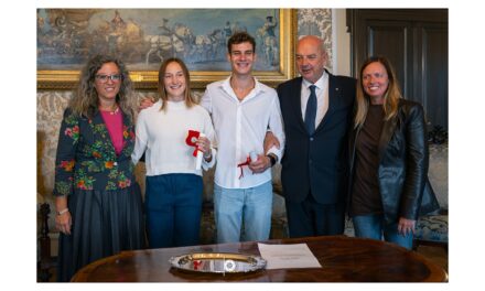 IL SINDACO HA CONSEGNATO UN RICONOSCIMENTO A ELISA COSETTI E ANDREA BARNABA, GIOVANI TUFFATORI TRIESTINI CHE HANNO CONSEGUITO LA MEDAGLIA D’ARGENTO NELLA CATEGORIA “TUFFI DA GRANDI ALTEZZE” AI RECENTI CAMPIONATI EUROPEI DI NUOTO
