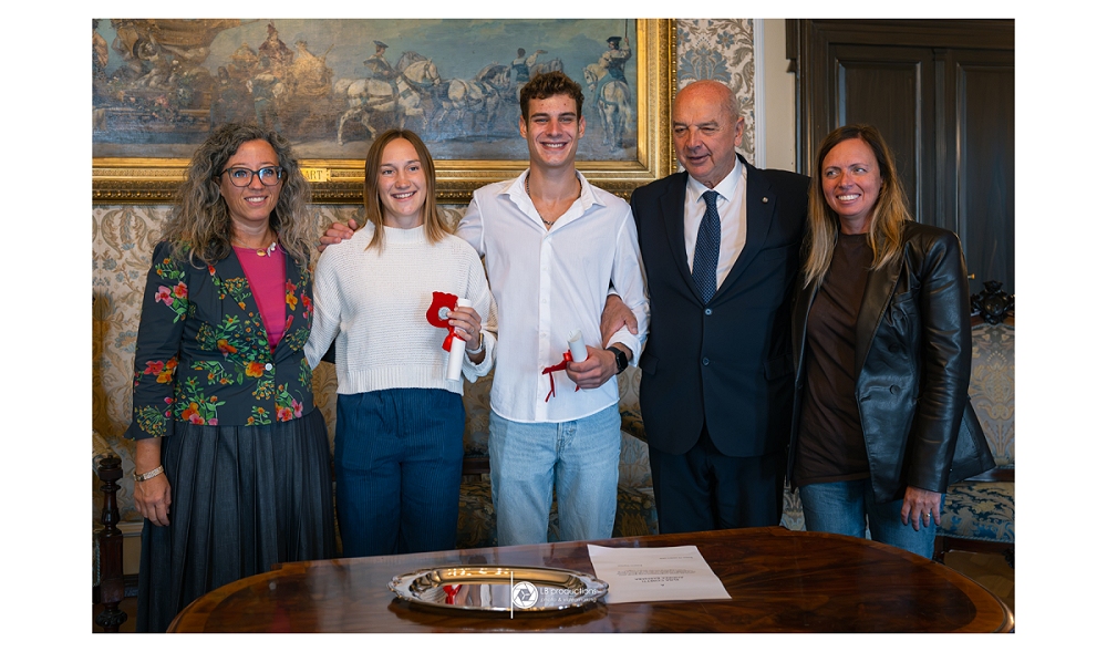 IL SINDACO HA CONSEGNATO UN RICONOSCIMENTO A ELISA COSETTI E ANDREA BARNABA, GIOVANI TUFFATORI TRIESTINI CHE HANNO CONSEGUITO LA MEDAGLIA D’ARGENTO NELLA CATEGORIA “TUFFI DA GRANDI ALTEZZE” AI RECENTI CAMPIONATI EUROPEI DI NUOTO